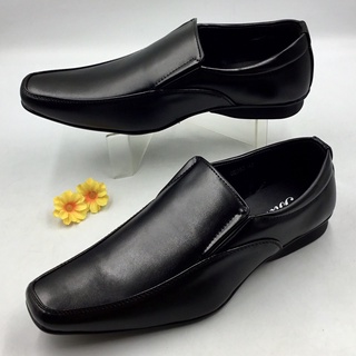 ภาพหน้าปกสินค้ารองเท้าคัทชูผู้ชาย (SIZE 40-45) FASHION (รุ่นGK040) รองเท้าทางการ (มาใหม่) ที่เกี่ยวข้อง