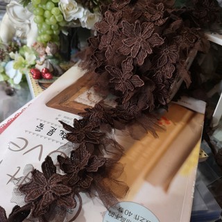 มีสองขนาดให้เลือก 45cm และ 90cm LACE65033 ผ้าลูกไม้ ดอกซ้อน สีน้ำตาลเข้ม ขนาดกว้าง 4 cm