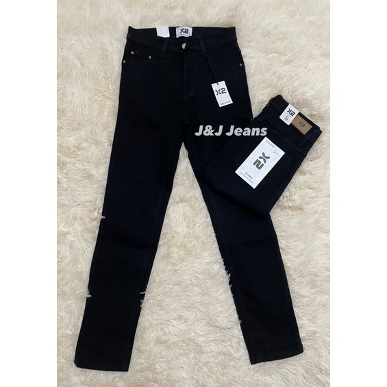 ภาพหน้าปกสินค้ากางเกงยีนส์สีดำสนิท เอวสูงผ้ายืด ขากระบอกเล็ก งานป้าย X2 จากร้าน j_jjeans2811 บน Shopee
