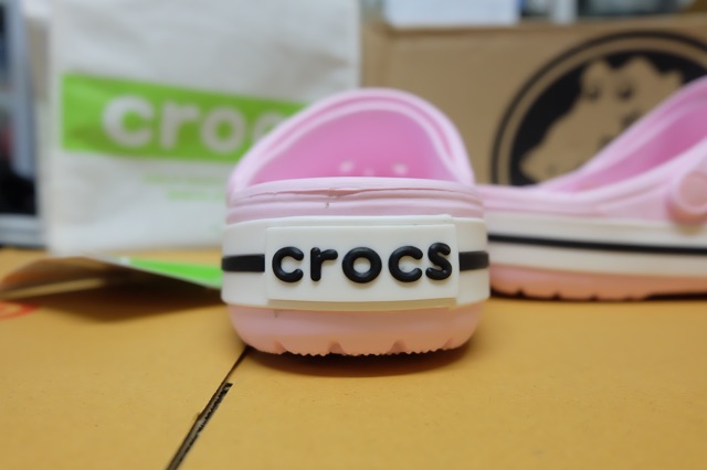 รองเท้า-crocs-สีชมพู-สวยหวาน-เริ่ดๆเชิดๆ-เพิ่มตัวติดแบบไหนก้อแป๊ะ