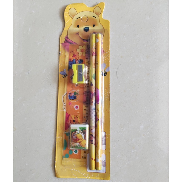 ภาพหน้าปกสินค้า5 in 1 ชุดดินสอ ของขวัญวันเกิดเด็ก ไม้บรรทัด ยางลบ กบเหลาดินสอ ชุดเครื่องเขียน จากร้าน zhencheng20191968.th บน Shopee