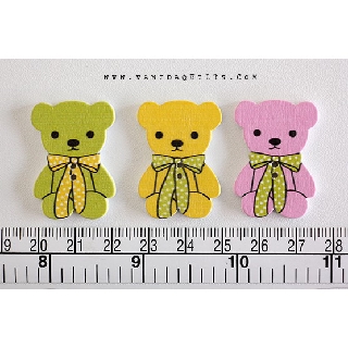 กระดุมไม้ กระดุมตกแต่ง กระดุมพิมพ์ลาย รูปหมี Teddy Bear ผูกโบว์ 2 รู คละสี  ขนาด 32 x 23 มม. แพคละ 3 ชิ้น (รหัส bao0098)