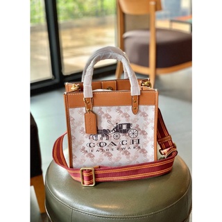 กระเป๋าทรงTote COACH FIELD TOTE 22 WITH HORSE AND CARRIAGE PRINT CARRIAGE BADGE