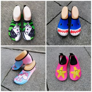 ภาพขนาดย่อของภาพหน้าปกสินค้าพร้อมส่ง รองเท้าเดินชายหาดเด็ก Swimming​ ​shoes​ รองเท้าว่ายน้ำเด็ก​ รองเท้ากันลื่นเด็ก​ Aqua skin shoes for kids จากร้าน noodang2 บน Shopee