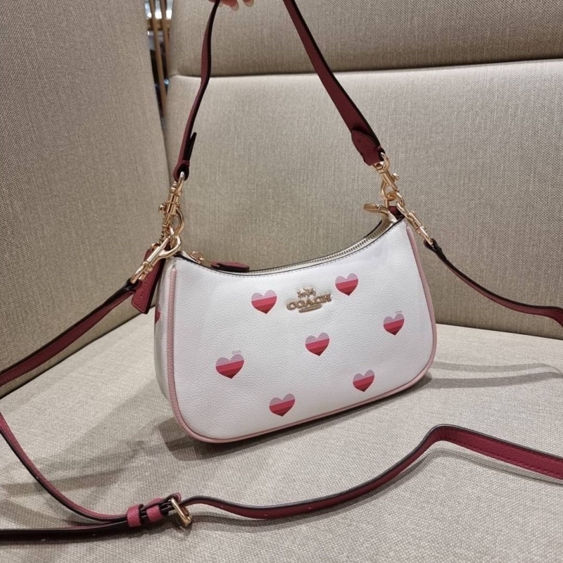 coach-ca251-teri-shoulder-bag-with-stripe-heart-print