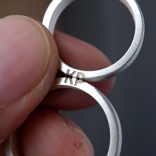 แหวนอักษรประกบ เซ็ตคู่สองวง เมื่อนำมาต่อกันจะได้เป็นอักษรพอดี  (กดสั่ง 1 ครั้ง ได้แหวน 2 วง) (R141)