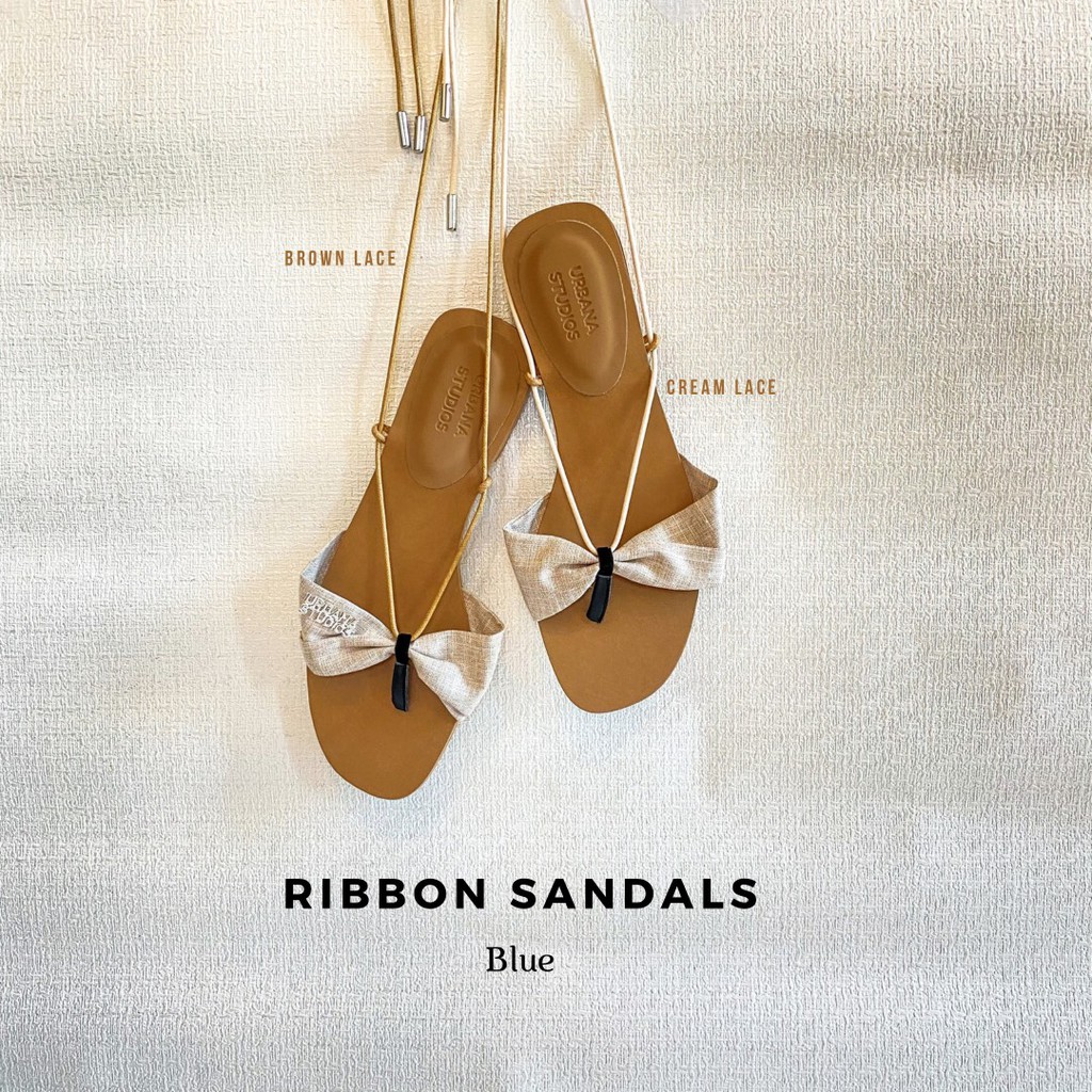 ภาพหน้าปกสินค้า"URBAN8111 ลด 80.-" RIBBON SANDALS - GOLD รองเท้าส้นเเบนเเบบผูกขาสูงๆ เปลี่ยนสีเชือกได้ถึง 2 สีใน 1 คู่