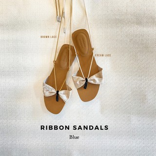 สินค้า \"URBAN8111 ลด 80.-\" RIBBON SANDALS - GOLD รองเท้าส้นเเบนเเบบผูกขาสูงๆ เปลี่ยนสีเชือกได้ถึง 2 สีใน 1 คู่