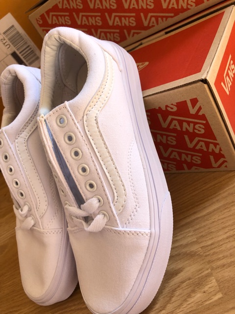 ภาพหน้าปกสินค้าVans True White ขาวล้วน แท้ ส่งฟรีEMS จากร้าน tobtab55 บน Shopee