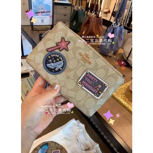 พร้อมส่ง-coach-คล้องมือคอลเลคชั่นใหม่ล่าสุด-งานสวยมาก-น่ารัก-ช่องใส่ของด้านใน-หนังนิ่ม-เป๊ะทุกจุดขนาด-15-x-8-cm