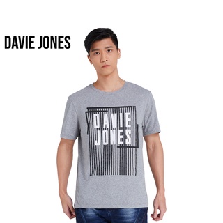 เสื้อยืดใหม่ 2022DAVIE JONES เสื้อยืดพิมพ์ลาย สีเทา ทรง Regular Fit Graphic Print T-Shirt in grey TB0213TDL XL  XXL 3XL