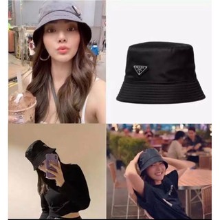 ภาพหน้าปกสินค้าพร้อมส่งจากไทย kj หมวกบักเก็ต หมวกกันแดด หมวกPD หมวกแฟชั่น หมวกดารา ซึ่งคุณอาจชอบราคาและรีวิวของสินค้านี้