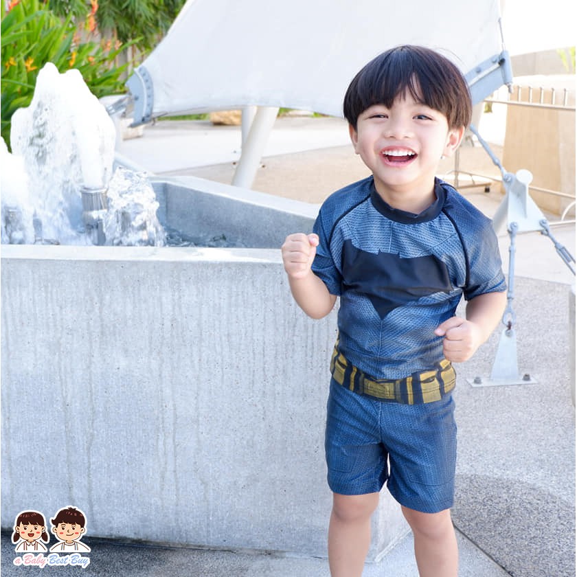 ชุดว่ายน้ำเด็กผู้ชาย-batman-เสื้อแขนสั้น-กางเกงขาสั้น-มาพร้อมหมวกว่ายน้ำและถุงผ้า-ลิขสิทธิ์แท้