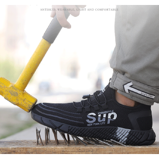 ภาพหน้าปกสินค้าLabor protection shoes spot safety shoes wholesale price anti smashing and anti piercing steel Baotou fly woven light wear-resistant leisure site protection safety shoes ซึ่งคุณอาจชอบสินค้านี้