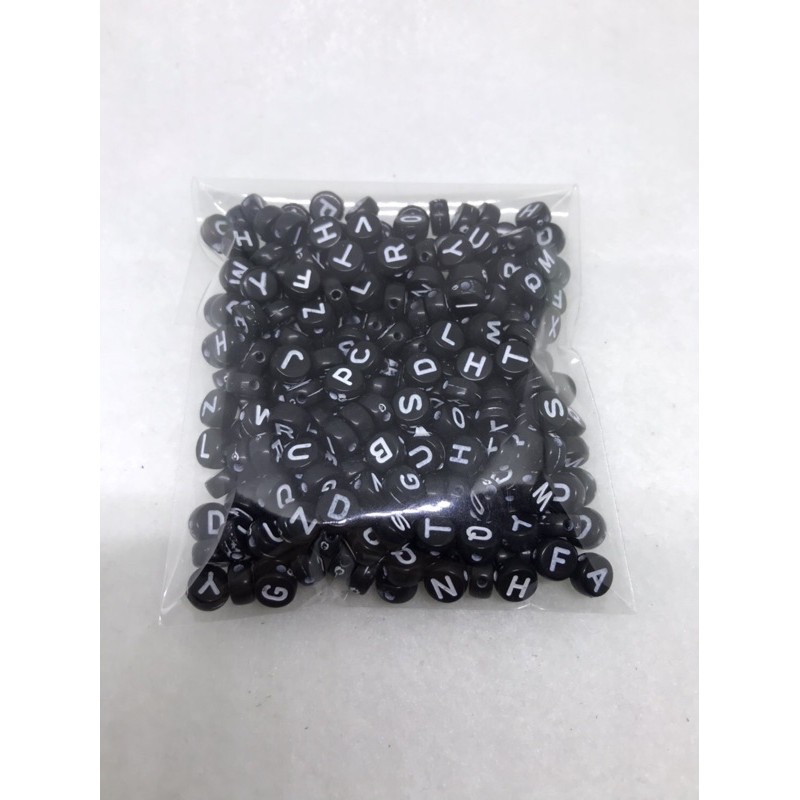 ลูกปัดกลมแบนสีดำตัวอักษรอังกฤษสีขาว-ขนาด-6-มิล-ราคา-50-หนัก-30-กรัม