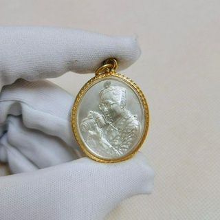เหรียญพ่อรัชกาลที่๙ ทรงกล้อง ฉลองสิริราชสมบัติครบ ๖๐ ปี เนื้อโลหะชุบเงิน เลี่ยมกรอบทองผ่าหวายอย่างดี