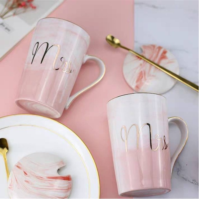 แก้วเซรามิค-ลาย-mr-mrs-ceramic-พร้อมฝาและช้อน-ทนความร้อนได้ดี