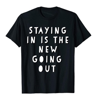 เสื้อยืดผ้าฝ้ายพรีเมี่ยม เสื้อยืดผ้าฝ้าย พิมพ์ลาย Staying In Is The New Going Out สําหรับผู้ชาย