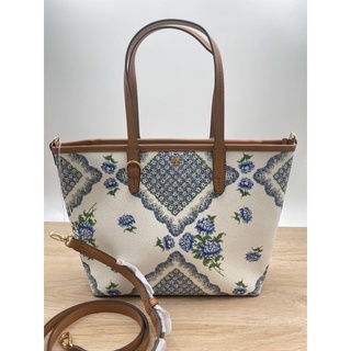 (ผ่อน0%) กระเป๋าทรงtote TORY BURCH Kerrington Small Zip Tote - Terrace Ditsy Floral 80113 สีขาว ลายดอกไม้ สะพายข้าง