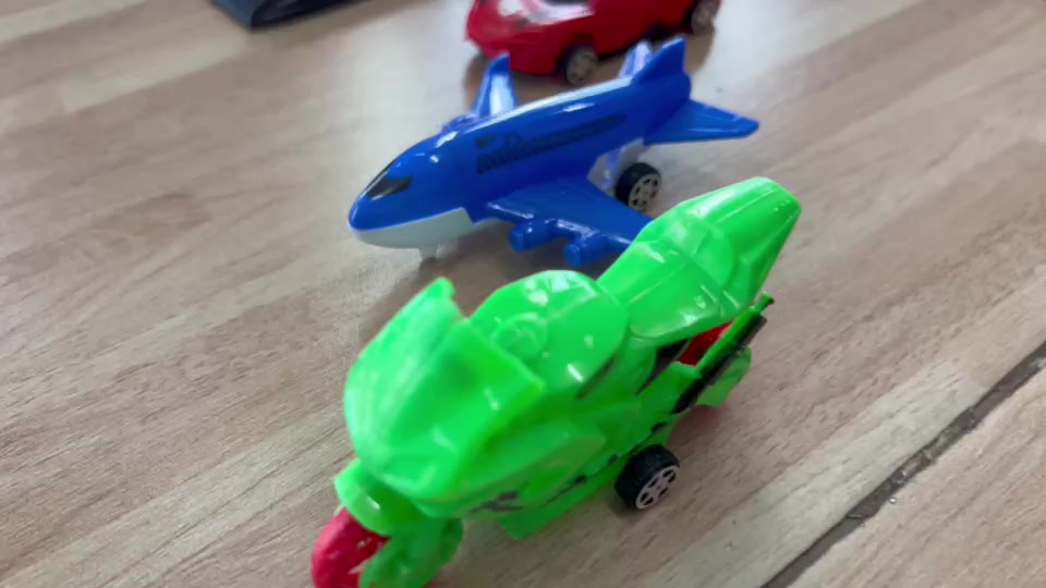 รถแข่ง-เครื่องบิน-รถเครื่อง-รถของเด็กเล่น-มีแท่นดีดเพื่อปล่อยตัวรถให้พุ่งไปข้างหน้า