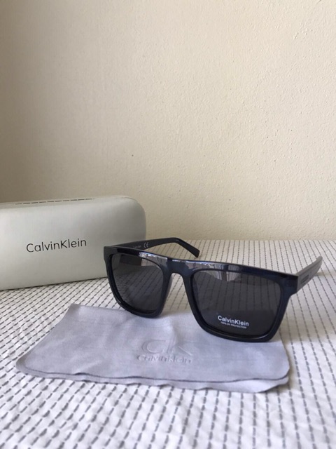 calvin-klein-mens-wayfarer-เลนส์-polarized-กรอบน้ำเงินเลนส์ดำ