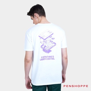 แขนสั้นพิมพ์ลาย✘☃Penshoppe Everything s Under Control เสื้อยืดกราฟิกด้านหน้าและด้านหลังสำหรับผู้ชาย (สีขาว)