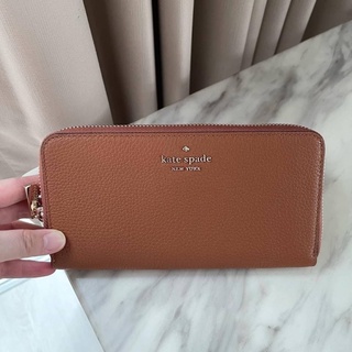 🎀 (สด-ผ่อน) กระเป๋าสตางค์ซิปรอบ ใบยาว สีน้ำตาล K4697 WLR00276 Kate Spade Adel Large Continental wallet (WLRU6029)