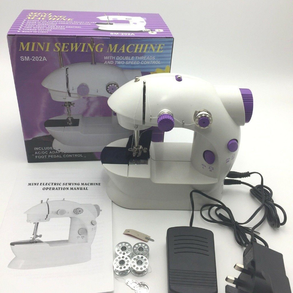 ภาพหน้าปกสินค้าจักรเย็บผ้าขนาดเล็ก จักรเย็บผ้าขนาดเล็ก พกพาสะดวก รุ่นSM-202A (สีม่วง) แถมฟรี อุปกรณ์เย็บผ้า Mini Sewing Machine