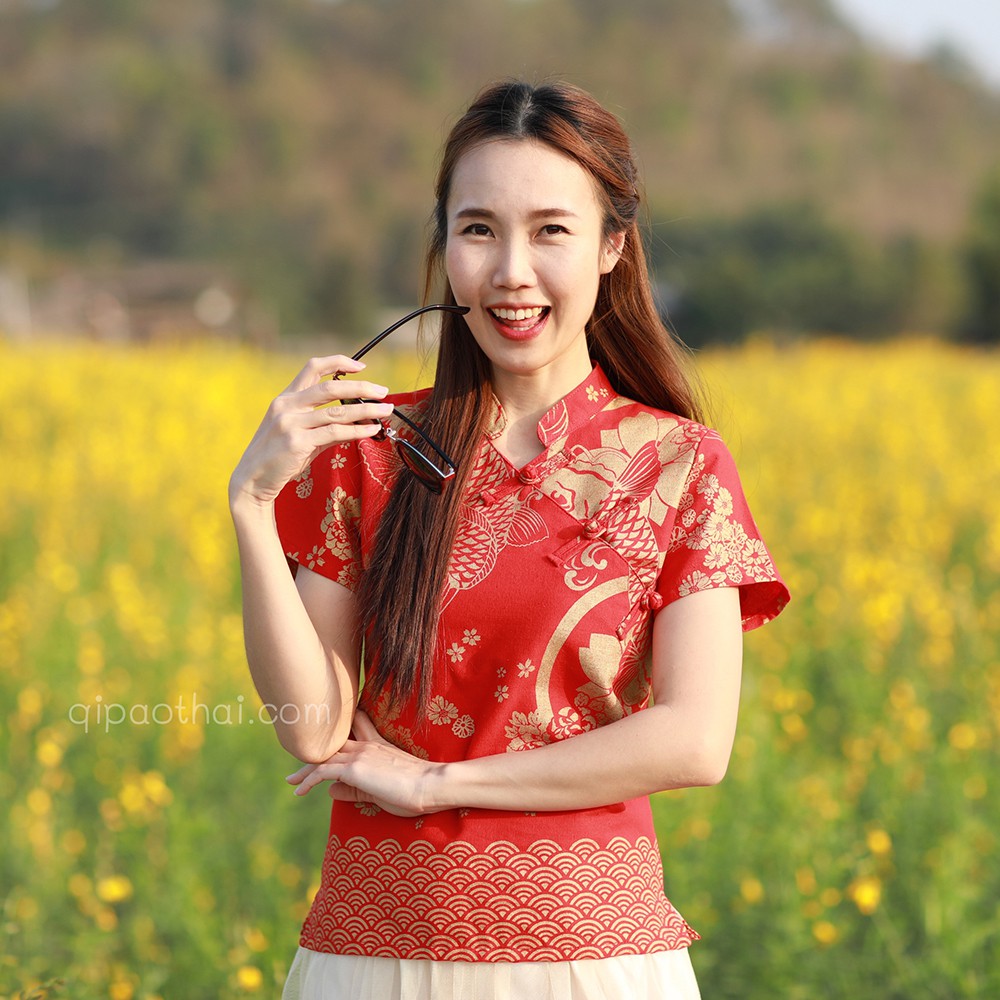 ภาพหน้าปกสินค้า1901 เสื้อตรุษจีนผู้หญิง (เสื้อกี่เพ้า) เนื้อผ้าฝ้าย ทรงคอจีนผ่าเฉียง สีแดง ลายปลาคาร์ฟ จากร้าน maiecon9 บน Shopee