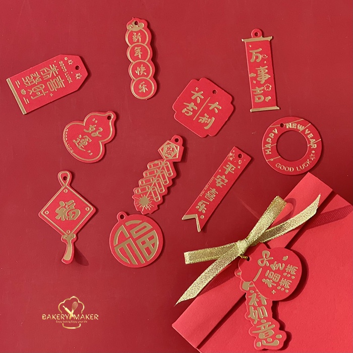 ภาพหน้าปกสินค้าป้ายแท็กปั้มทอง ตรุษจีน (ถุงเงิน) คละ 12 แบบ พร้อมเชือก Happy New Year / tags Card CNY tag