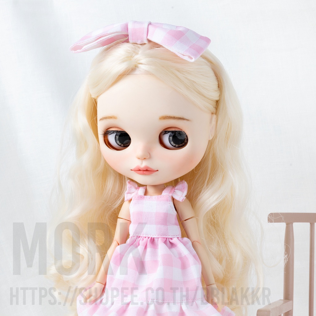 blythe-ชุดตุ๊กตา-บลายธ์-ชุดสายเดี่ยว-ลายสก๊อตสีชมพู-และโบว์คาดผม-บลายธ์-ชุดตุ๊กตา