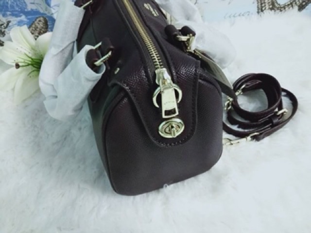 coach-ทรงหมอน-f58312-mini-bennett-satchel-in-signature-ลาย-cc-ซิกเนเจอร์-ตัดขอบสีเบอร์กันดี