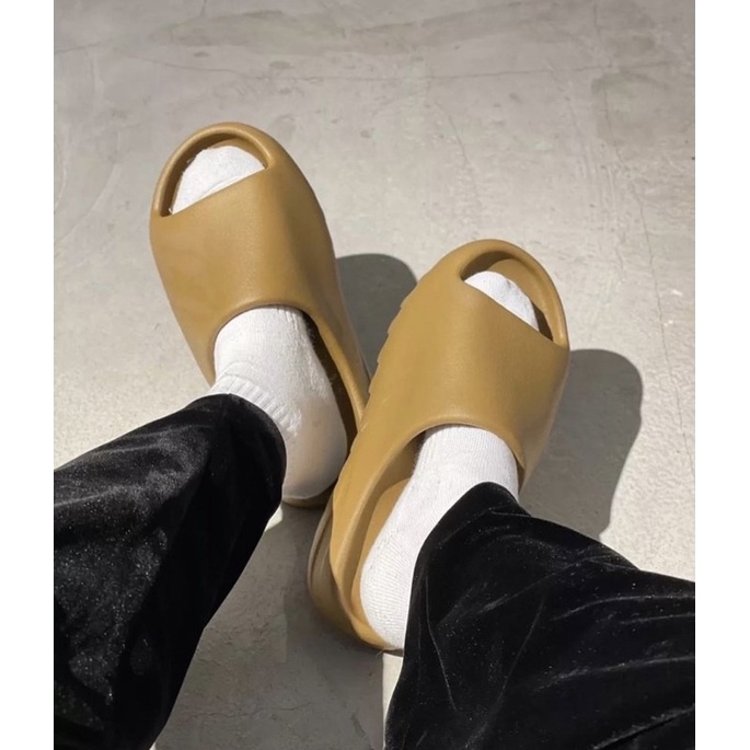 ภาพหน้าปกสินค้า(ของแท้ 100% พร้อมส่ง ) ADIDAS YEEZY SLIDE OCHRE จากร้าน soleout_hypestreet บน Shopee