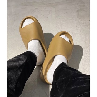 ภาพขนาดย่อของภาพหน้าปกสินค้า(ของแท้ 100% พร้อมส่ง ) ADIDAS YEEZY SLIDE OCHRE จากร้าน soleout_hypestreet บน Shopee