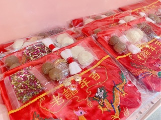 ภาพขนาดย่อของภาพหน้าปกสินค้าเอี๊ยมแดง งานแต่งจีน จากร้าน sala_ei บน Shopee
