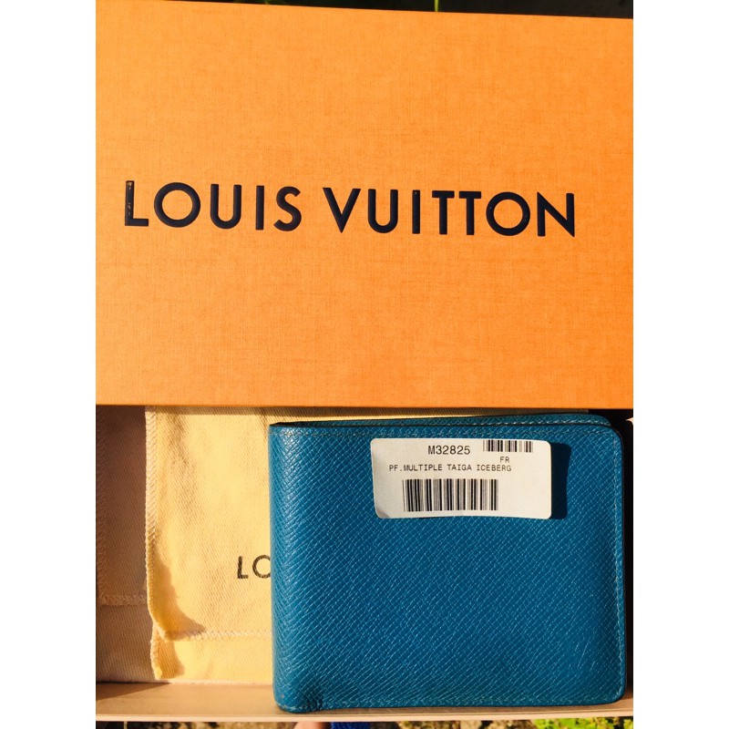 LOUIS VUITTON -Wallet Multiple Taiga. (Authentic)
