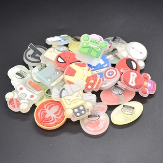 จี้รูปกัปตันอเมริกา Jibitz Croc Pins Marvel แบบเรืองแสงในที่มืด อุปกรณ์เสริม สําหรับตกแต่งรองเท้าเด็ก