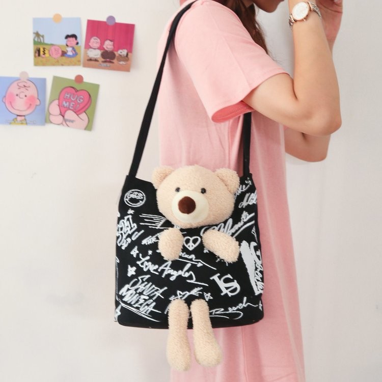 ภาพหน้าปกสินค้าถุงผ้าสะพายข้างตุ๊กตาหมี ผู้หญิงรุ่นใหม่ล่าสุด-daxiong3