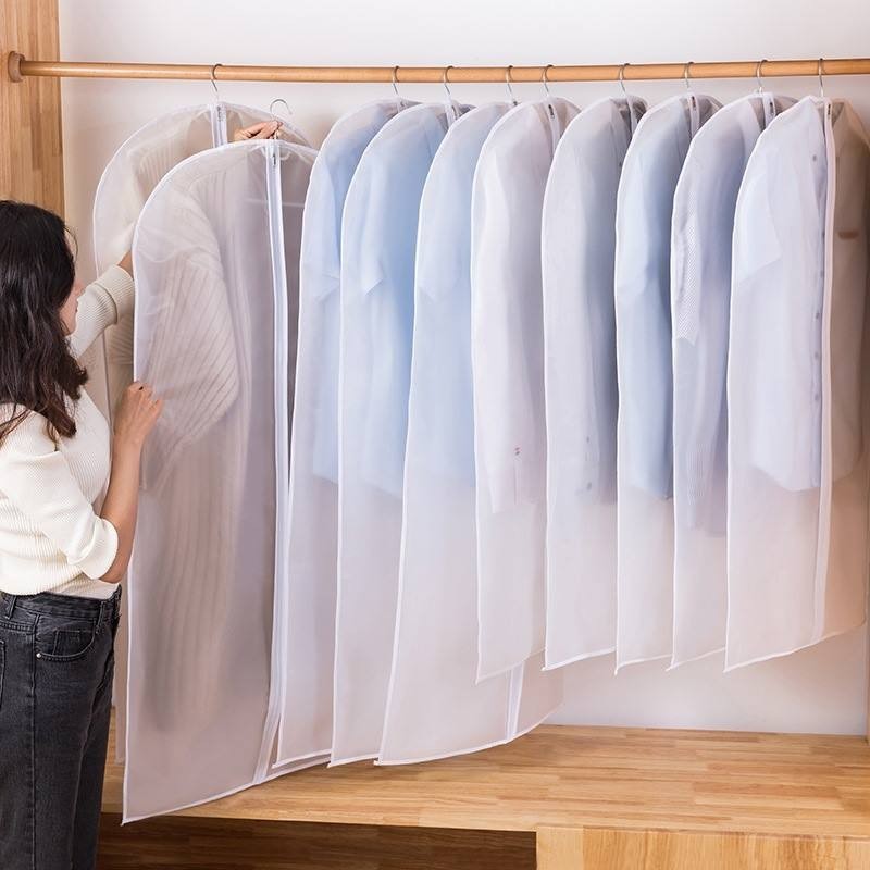 รูปภาพสินค้าแรกของถุงคลุมเสื้อผ้า ถุงคลุมเสื้อ ถุงใส่เสื้อผ้า ถุงใส่สูท ถุงเสื้อผ้า สีขาวขุ่น สำหรับกันฝุ่นเกาะเสื้อผ้า มีซิป No.YSL011