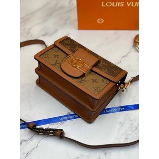 กระเป๋าสะพายข้าง​ Louis​ Vuitton​