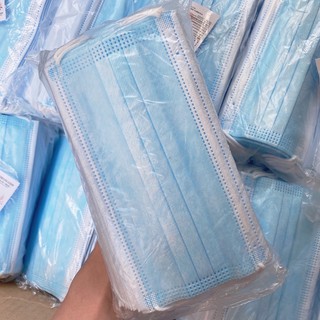 ภาพหน้าปกสินค้าพร้อมส่งในไทย ปิดกากสีฟ้า หนา3ชั้น กล่องละ50ชิ้น แมสผู้ใหญ่สีฟ้า ยกลัง50กล่อง ที่เกี่ยวข้อง