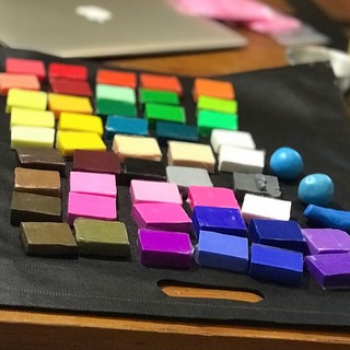 ภาพขนาดย่อของสินค้าPolymer Clay/Soft Clay ดินอบ/ดินโพลิเมอร์ของมายมูนมีให้เลือก 51 เฉดสี แบ่งเป็นสีธรรมดา 40 เฉดสี และสีพิเศษอีก 11 เฉดสี