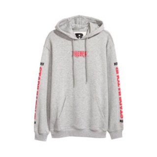เสื้อ SWEATER จากแบรนด์ JUSTIN BIEBER STADIUM TOUR COLLECTION ลดราคา 70%