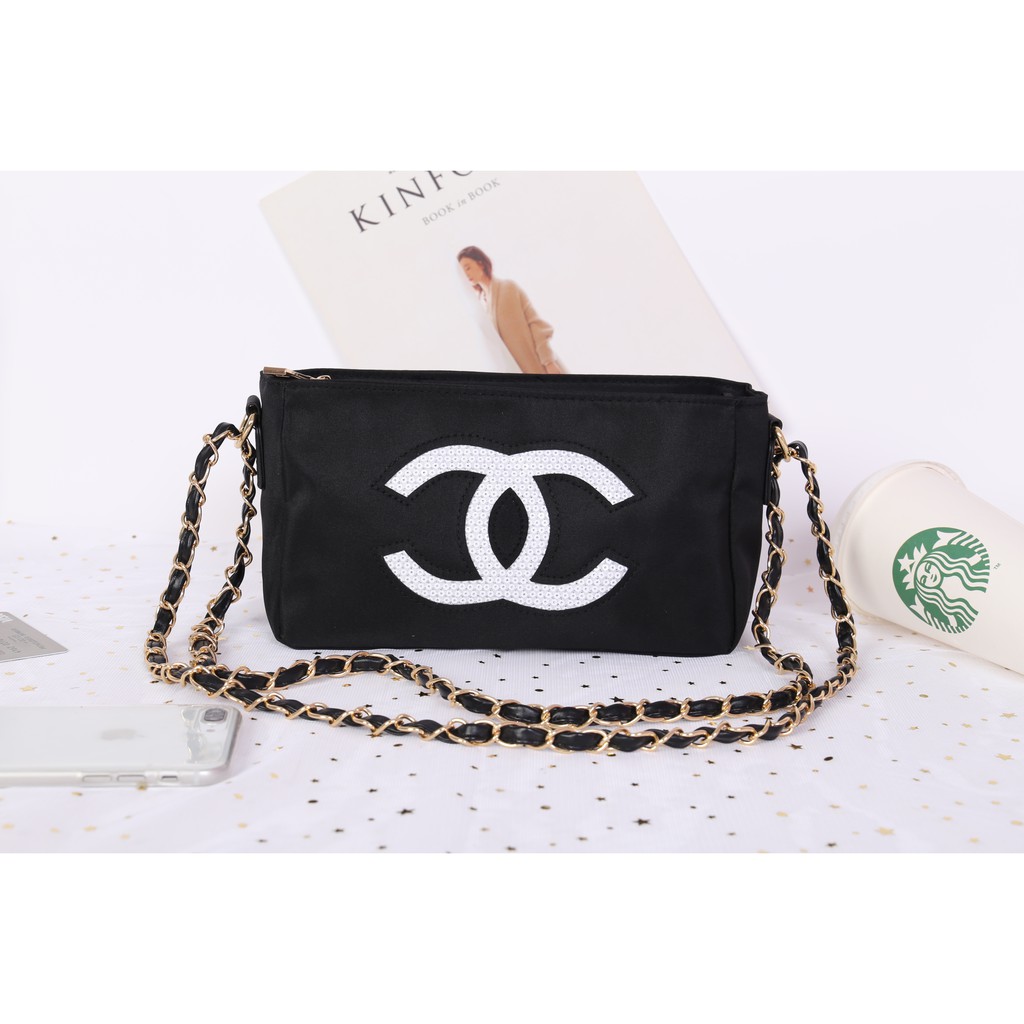 chanel-cosmetic-cluth-bag-with-chain