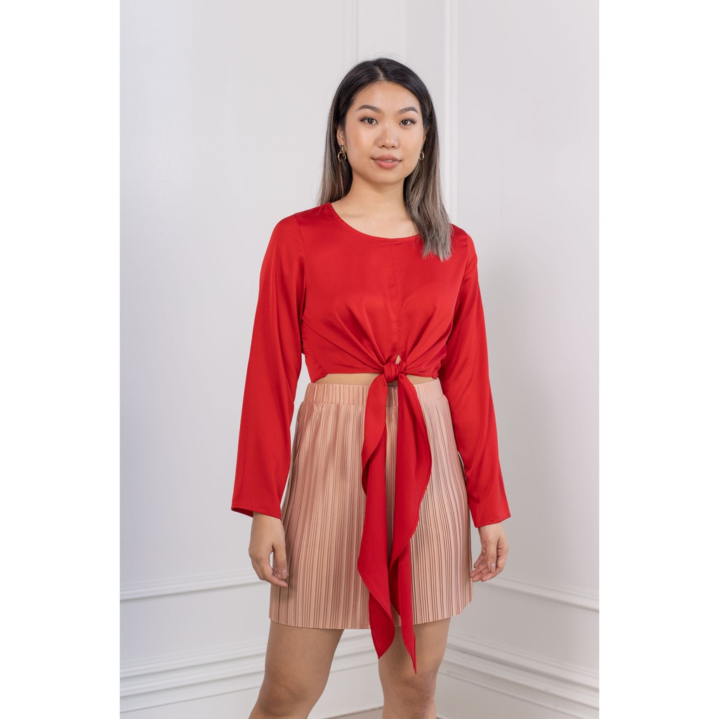 calla-creativ-เสื้อผู้หญิง-ผ้าซาตินแขนยาว-ผูกโบว์ด้านหน้า-สีแดง-dione-top-red