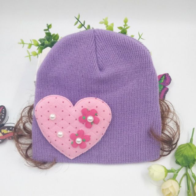 หมวกไหมพรม-หมวกปอยผม-แต่งลายหัวใจสีชมพูติดดอกไม้เล็กๆ