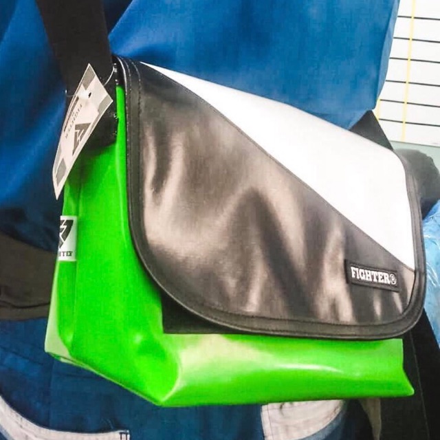 fighter-กระเป๋าสะพายข้าง-สีเขียวดำคาดขาว