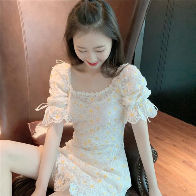 มีสินค้า-ปักชุดเดซี่กับตารางคอและเอวสูงกระโปรงบางสาย-เดรสดอกเดซี่-ดอกเดซี่-เสื้อผ้าแฟชั่น-กระโปรง