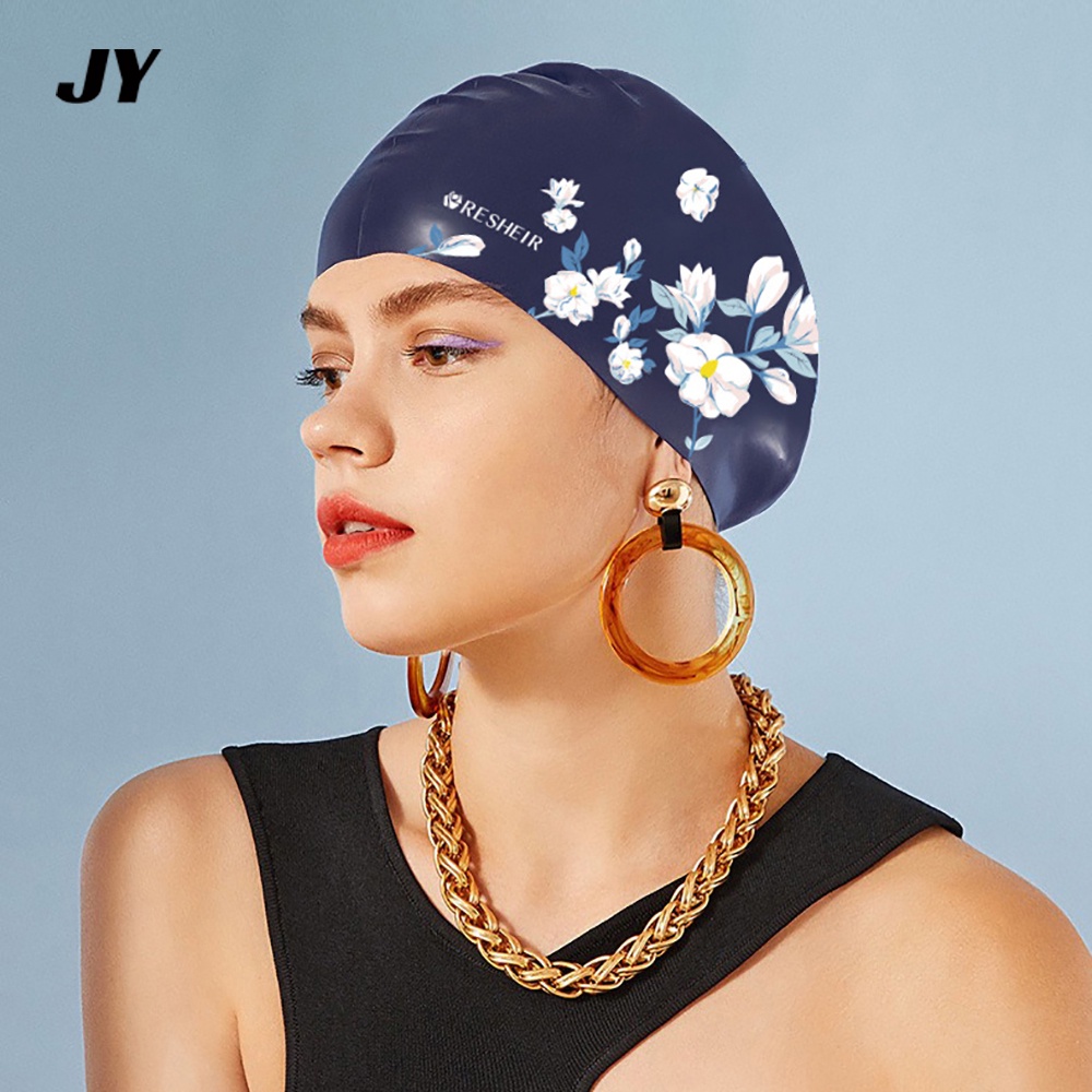 ภาพหน้าปกสินค้าNEW  หมวกว่ายน้ำ หมวกว่ายน้ำกันน้ำสำหรับผู้หญิง สำหรับผมยาว หมวกว่ายน้ำซิลิโคนป้องกันหูที่ทันสมัย printed swimming cap