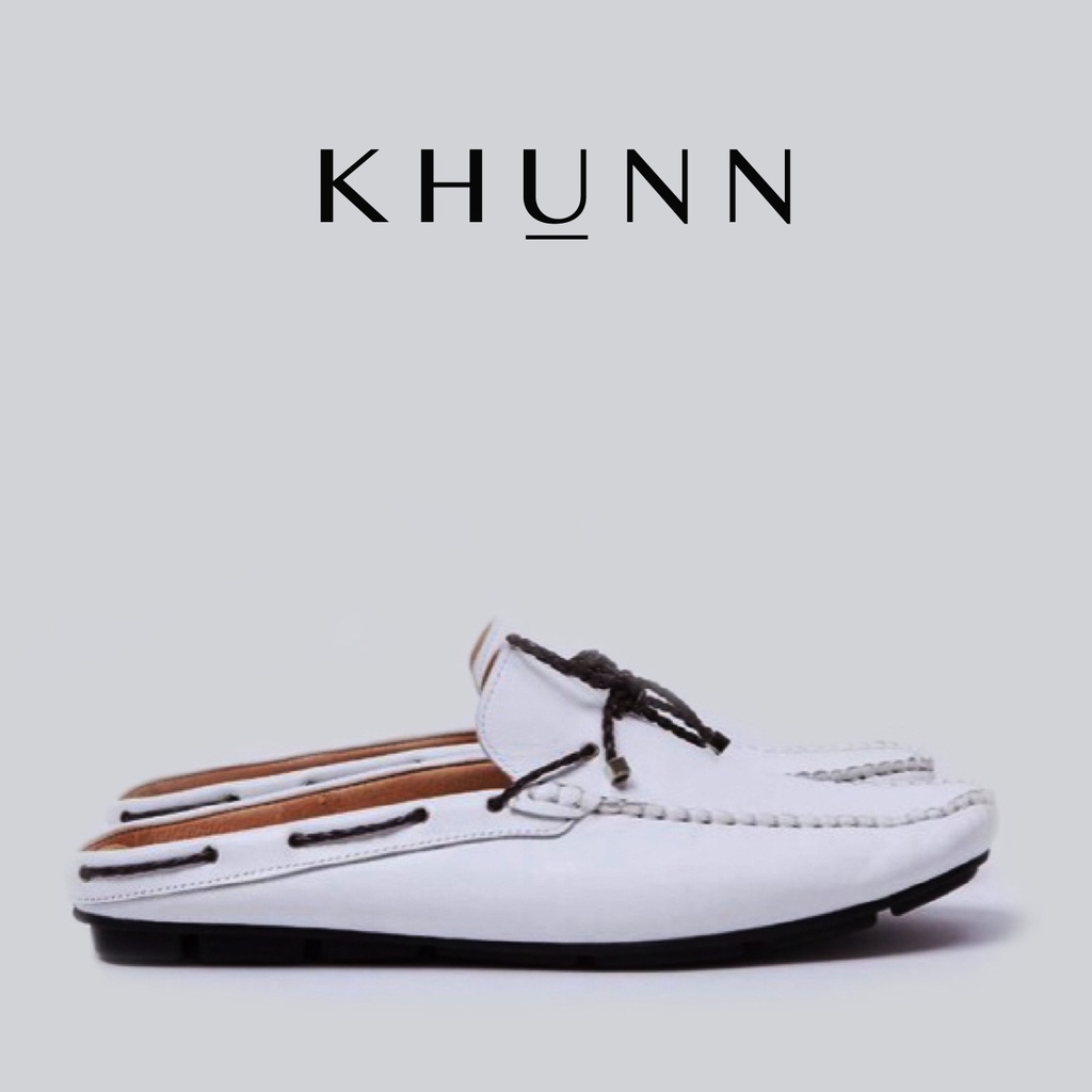 ภาพหน้าปกสินค้าKHUNN (คุณณ์) รองเท้าหนังออยแท้ รุ่น Ricky สีขาวเปิดส้น สุดนุ่มทุกสัมผัส